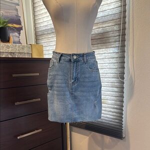 NWOT Woman's Frayed Denim Mini Skirt. Size 4